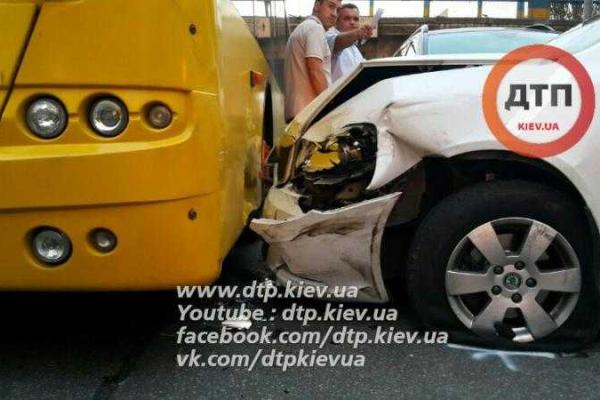 В Киеве масштабное ДТП, участником которого стал полицейский "Toyota Prius" В Киеве масштабное ДТП, участником которого стал полицейский "Toyota Prius"