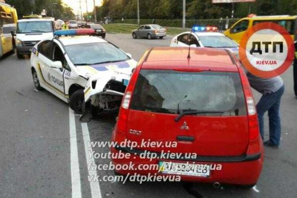 В Киеве масштабное ДТП, участником которого стал полицейский "Toyota Prius" В Киеве масштабное ДТП, участником которого стал полицейский "Toyota Prius"