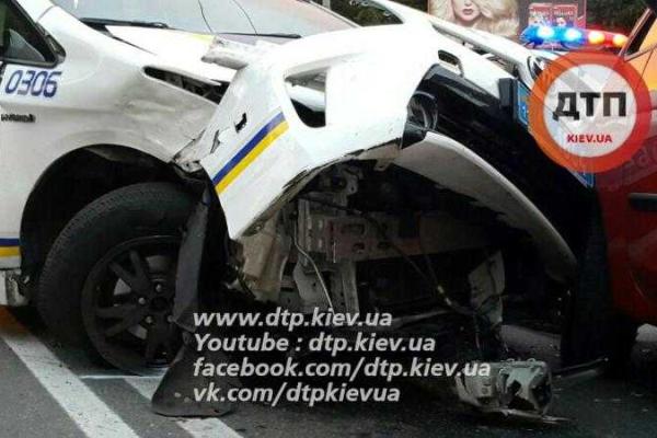 В Киеве масштабное ДТП, участником которого стал полицейский "Toyota Prius" В Киеве масштабное ДТП, участником которого стал полицейский "Toyota Prius"