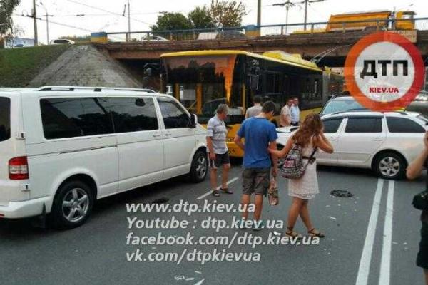 В Киеве масштабное ДТП, участником которого стал полицейский "Toyota Prius" В Киеве масштабное ДТП, участником которого стал полицейский "Toyota Prius"