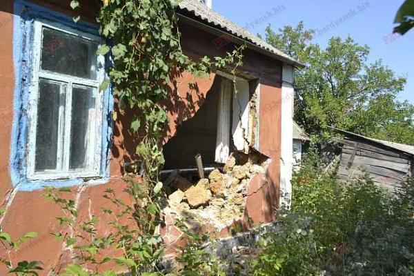 В Запорожской области БРДМ Нацгвардии влетела в жилой дом В Запорожской области БРДМ Нацгвардии влетела в жилой дом