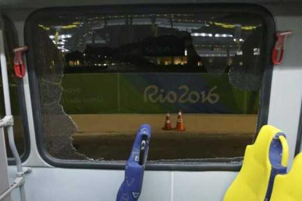 Рио-2016: автобус с журналистами попал под обстрел