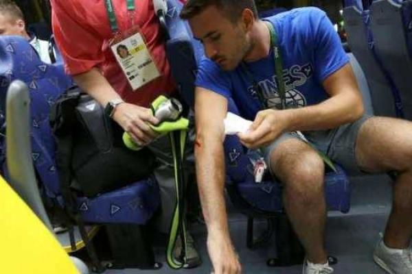 Рио-2016: автобус с журналистами попал под обстрел