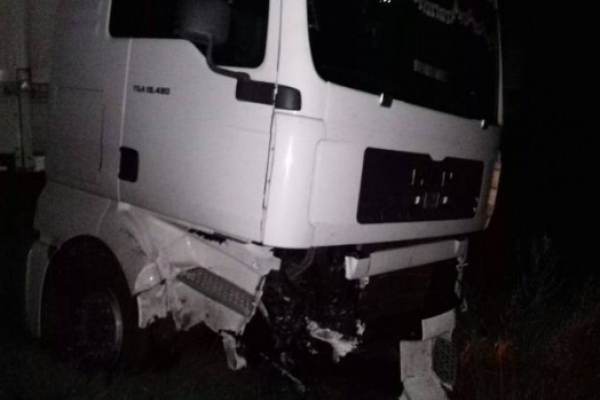 На Львовщине грузовик вылетел на встречку и превратил в груду металла автомобиль "BMV" На Львовщине грузовик вылетел на встречку и превратил в груду металла автомобиль "BMV"