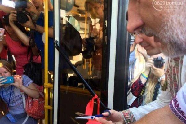 Город Мариуполь в преддверии праздника получил 4 новых современных троллейбуса