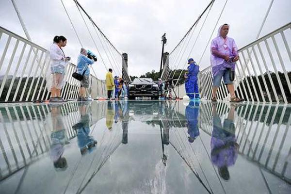 В Китае для посетителей открыли самый длинный и самый высокий стеклянный мост в мире В Китае для посетителей открыли самый длинный и самый высокий стеклянный мост в мире