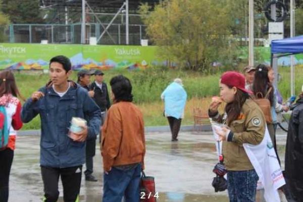 В Якутии голодные россияне размели огромный торт, предназначенный для детей-сирот В Якутии голодные россияне размели огромный торт, предназначенный для детей-сирот