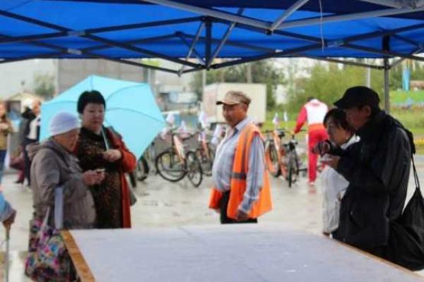 В Якутии голодные россияне размели огромный торт, предназначенный для детей-сирот В Якутии голодные россияне размели огромный торт, предназначенный для детей-сирот