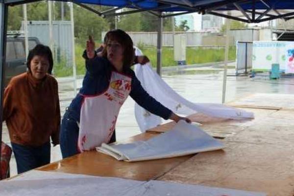 В Якутии голодные россияне размели огромный торт, предназначенный для детей-сирот В Якутии голодные россияне размели огромный торт, предназначенный для детей-сирот