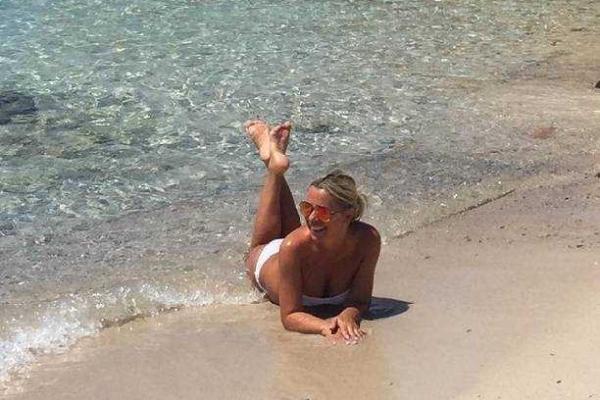 Звезда 90-х Ирина Салтыкова устроила "жаркую" фотосессию в Испании