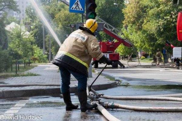 В сети появилось видео ликвидации пожара в офисе Таруты в Донецке В сети появилось видео ликвидации пожара в офисе Таруты в Донецке