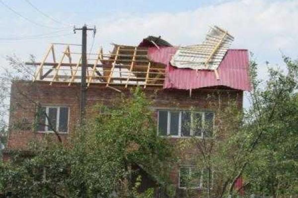На Прикарпатье ураганный ветер снес крыши с домов, повалил деревья и заборы На Прикарпатье ураганный ветер снес крыши с домов, повалил деревья и заборы