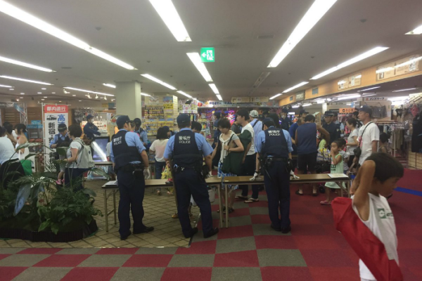 В аквапарке Токио маньяк нанес ножевые ранения 8 молодым девушкам В аквапарке Токио маньяк нанес ножевые ранения 8 молодым девушкам