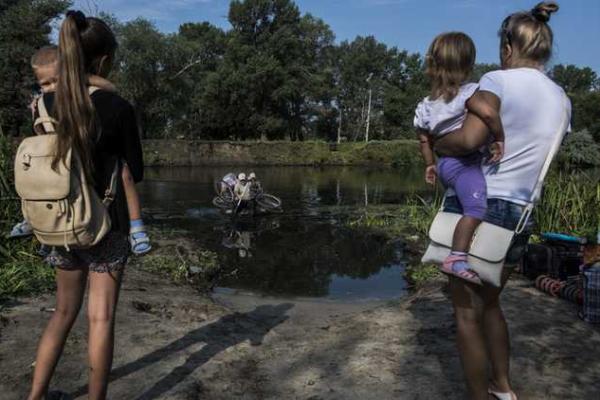 На Луганщине работают нелегальные переправы через линию фронта по реке Северский Донец На Луганщине работают нелегальные переправы через линию фронта по реке Северский Донец