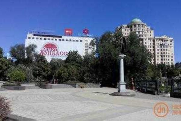 Оккупированный Донецк в День города: много флагов и пустые улицы