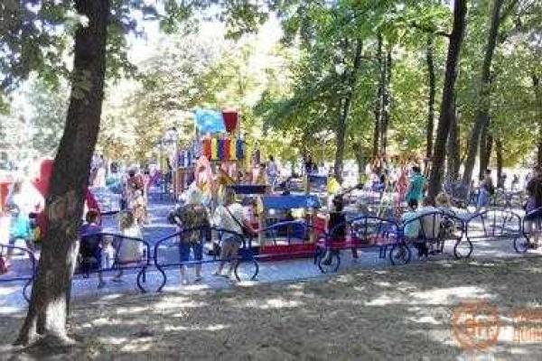 Оккупированный Донецк в День города: много флагов и пустые улицы