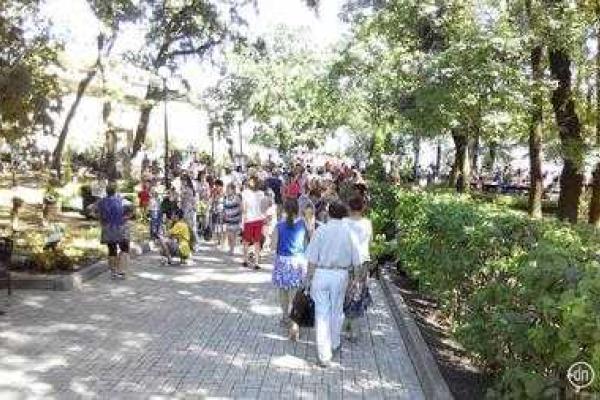 Оккупированный Донецк в День города: много флагов и пустые улицы