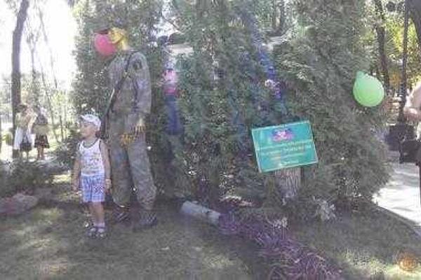 Оккупированный Донецк в День города: много флагов и пустые улицы