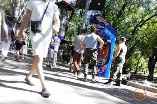 Оккупированный Донецк в День города: много флагов и пустые улицы