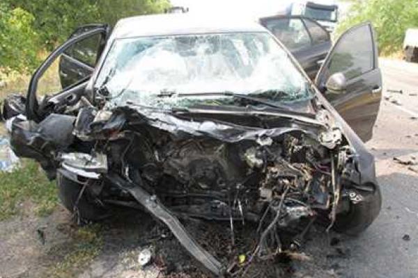 На Запорожье в лобовом столкновении двух легковушек два человека погибли, 2 - травмированы