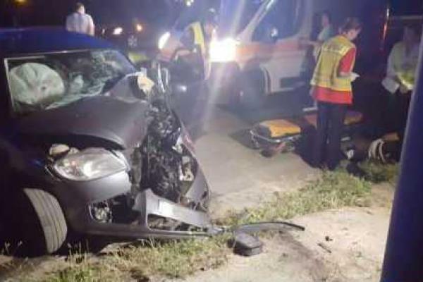 В Киеве на ночной дороге "Skoda" влетела в столб: серьезно пострадала девушка-пассажир В Киеве на ночной дороге "Skoda" влетела в столб: серьезно пострадала девушка-пассажир