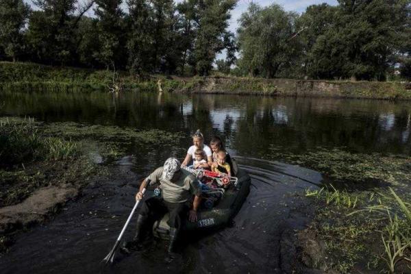 На Луганщине работают нелегальные переправы через линию фронта по реке Северский Донец На Луганщине работают нелегальные переправы через линию фронта по реке Северский Донец