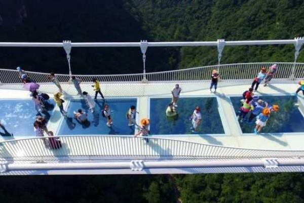 В Китае для посетителей открыли самый длинный и самый высокий стеклянный мост в мире В Китае для посетителей открыли самый длинный и самый высокий стеклянный мост в мире