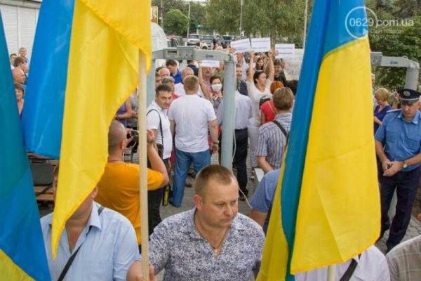 Порошенко в Мариуполе обещал жителям разобраться с предприятиями, нарушающими экологическую безопасность Порошенко в Мариуполе обещал жителям разобраться с предприятиями, нарушающими экологическую безопасность
