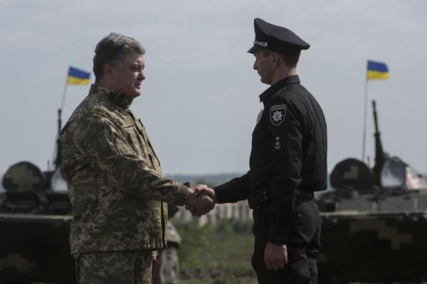 Президент Украины в Чугуеве вручил военнослужащим высокие государственные награды  Президент Украины в Чугуеве вручил военнослужащим высокие государственные награды