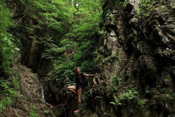 Украинская певица Руслана показала себя без косметики на фоне живописной природы