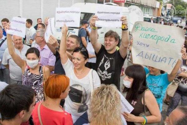 Порошенко в Мариуполе обещал жителям разобраться с предприятиями, нарушающими экологическую безопасность Порошенко в Мариуполе обещал жителям разобраться с предприятиями, нарушающими экологическую безопасность
