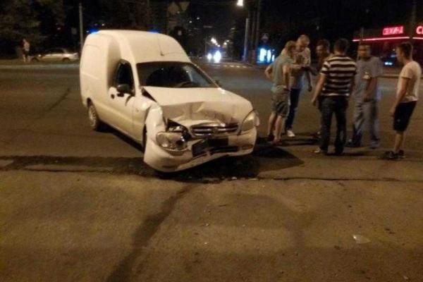 В Харькове водитель скорой помощи стал виновником ДТП В Харькове водитель скорой помощи стал виновником ДТП