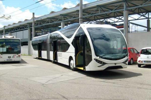 По улицам Абу-Даби ездит самый дорогой троллейбус в мире По улицам Абу-Даби ездит самый дорогой троллейбус в мире