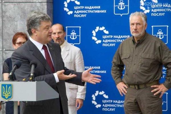 Порошенко в Мариуполе обещал жителям разобраться с предприятиями, нарушающими экологическую безопасность Порошенко в Мариуполе обещал жителям разобраться с предприятиями, нарушающими экологическую безопасность