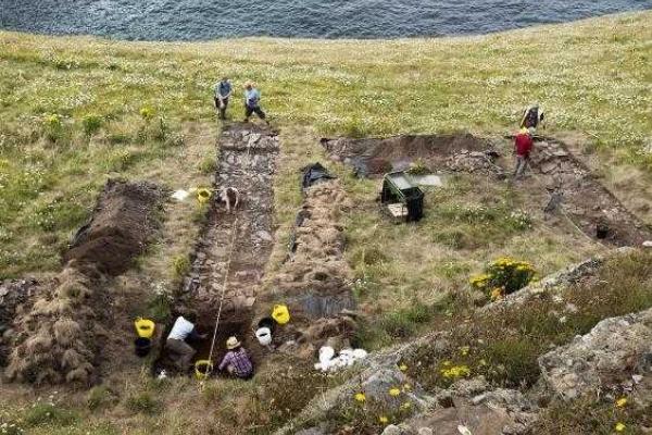 В Англии археологами обнаружен замок Короля Артура В Англии археологами обнаружен замок Короля Артура
