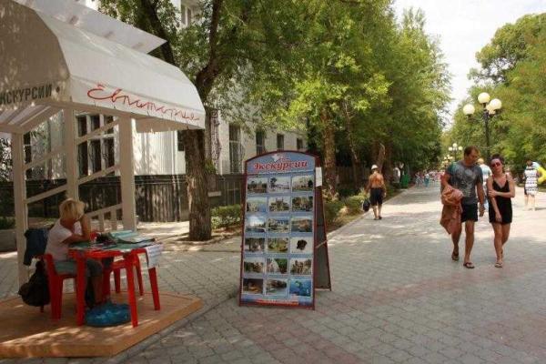 В сети показали, как отдохнувшие российские туристы "массово" покидают Крым В сети показали, как отдохнувшие российские туристы "массово" покидают Крым