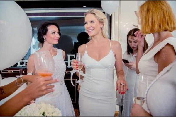 В Греции состоялась церемония бракосочетания Елены Летучей и бизнесмена Юрия Анашенкова В Греции состоялась церемония бракосочетания Елены Летучей и бизнесмена Юрия Анашенкова