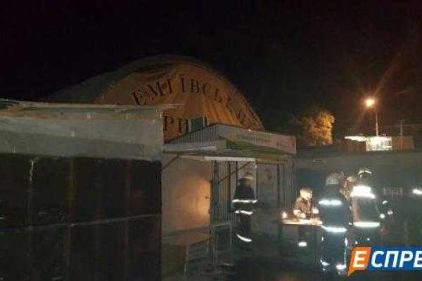 В Киеве ночью горел Демеевский рынок В Киеве ночью горел Демеевский рынок