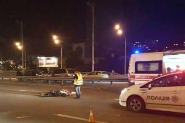 В Киеве мужчина накануне своего дня рождения попал по колеса "Volkswagen" и автобуса В Киеве мужчина накануне своего дня рождения попал по колеса "Volkswagen" и автобуса