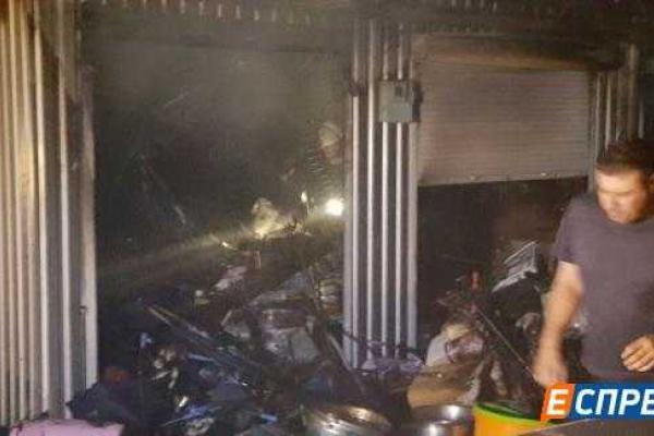 В Киеве ночью горел Демеевский рынок В Киеве ночью горел Демеевский рынок