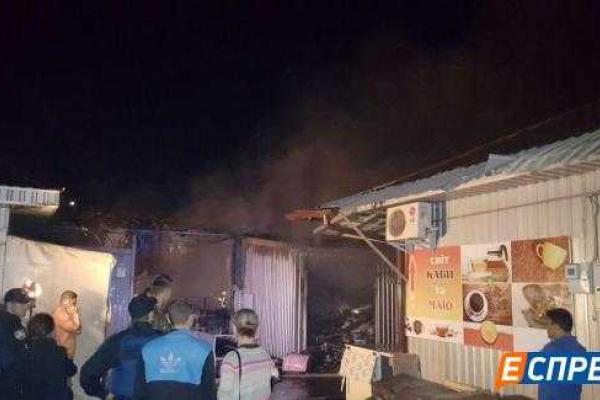 В Киеве ночью горел Демеевский рынок В Киеве ночью горел Демеевский рынок