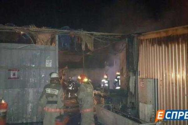 В Киеве ночью горел Демеевский рынок В Киеве ночью горел Демеевский рынок