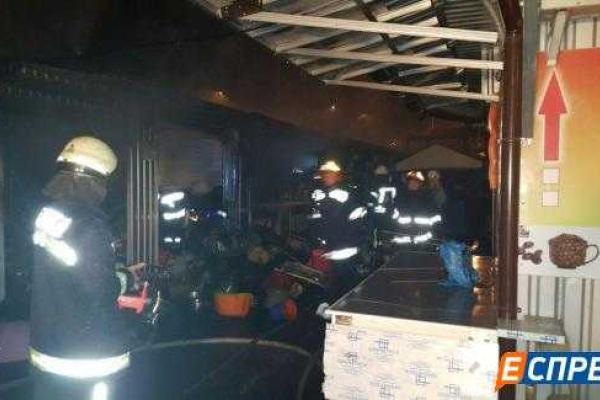 В Киеве ночью горел Демеевский рынок В Киеве ночью горел Демеевский рынок