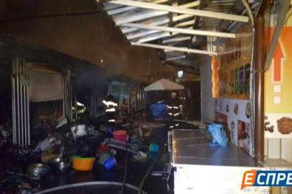 В Киеве ночью горел Демеевский рынок В Киеве ночью горел Демеевский рынок