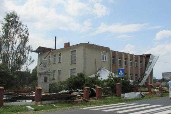 На Прикарпатье ураганный ветер снес крыши с домов, повалил деревья и заборы На Прикарпатье ураганный ветер снес крыши с домов, повалил деревья и заборы