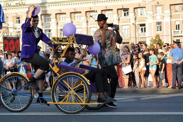 Как отмечали в Донецке День города-2013: толпы людей, улыбающиеся лица, вокруг царят радость и счастье