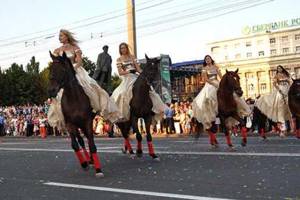 Как отмечали в Донецке День города-2013: толпы людей, улыбающиеся лица, вокруг царят радость и счастье