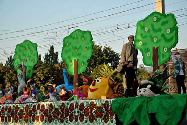 Как отмечали в Донецке День города-2013: толпы людей, улыбающиеся лица, вокруг царят радость и счастье