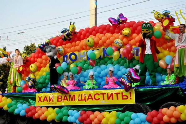 Как отмечали в Донецке День города-2013: толпы людей, улыбающиеся лица, вокруг царят радость и счастье