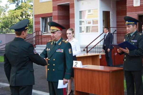 Сотрудники СБУ получили ключи от новых квартир из рук Президента Украины